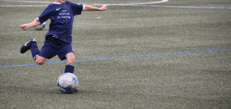 Junge beim Fußballspielen